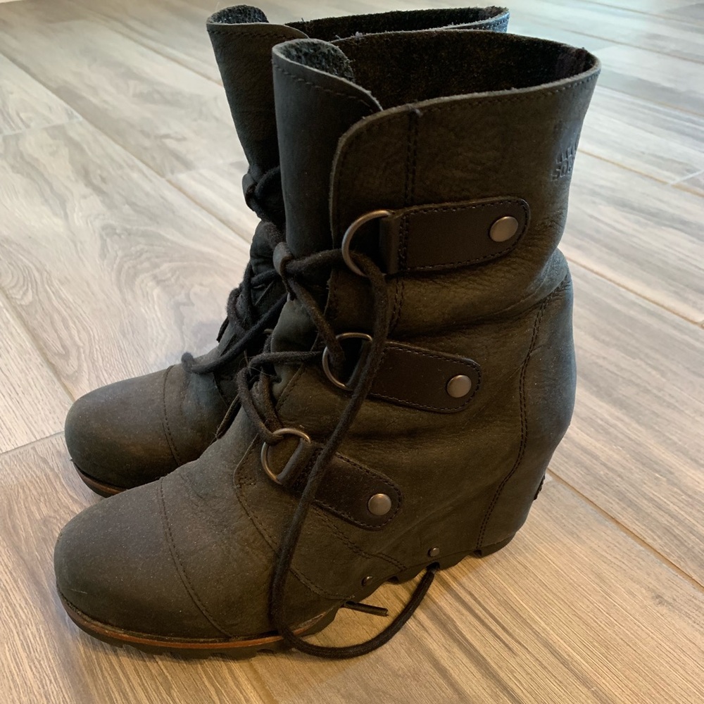 Sorel wedge boots 6.5